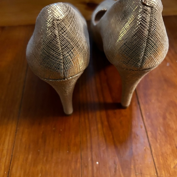 Vince Camuto gold heels - Picture 4 of 5